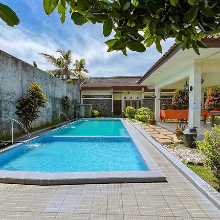 Urbanview Hotel Kumala Banyuwangi By Reddoorz Exterior photo