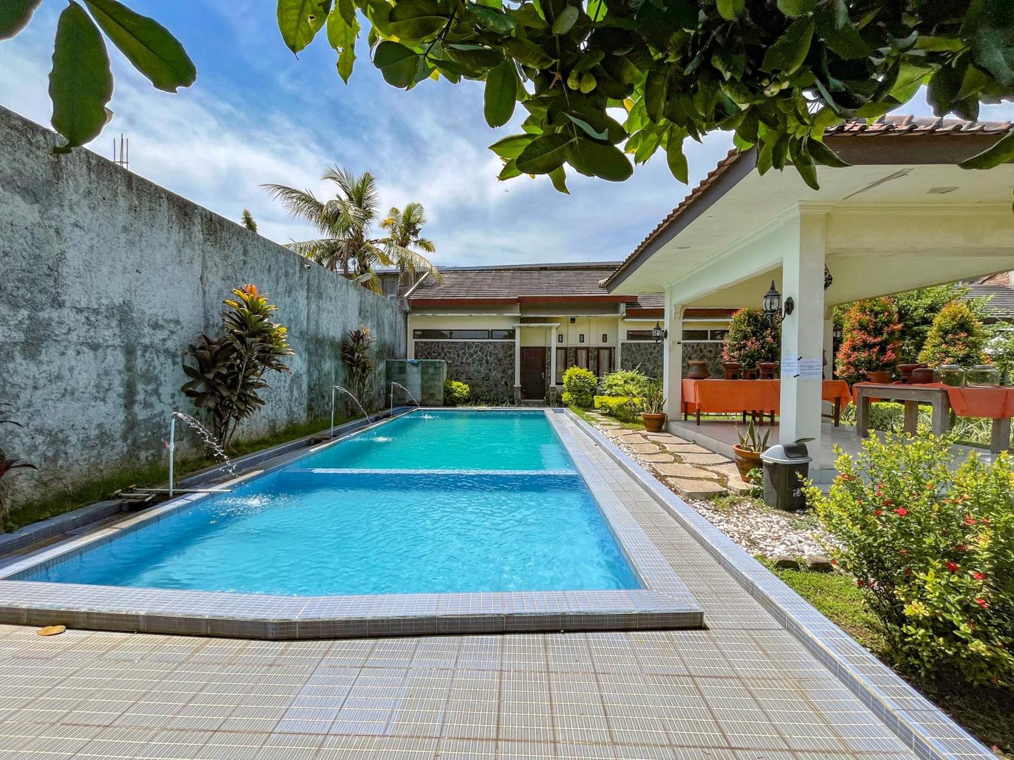 Urbanview Hotel Kumala Banyuwangi By Reddoorz Exterior photo