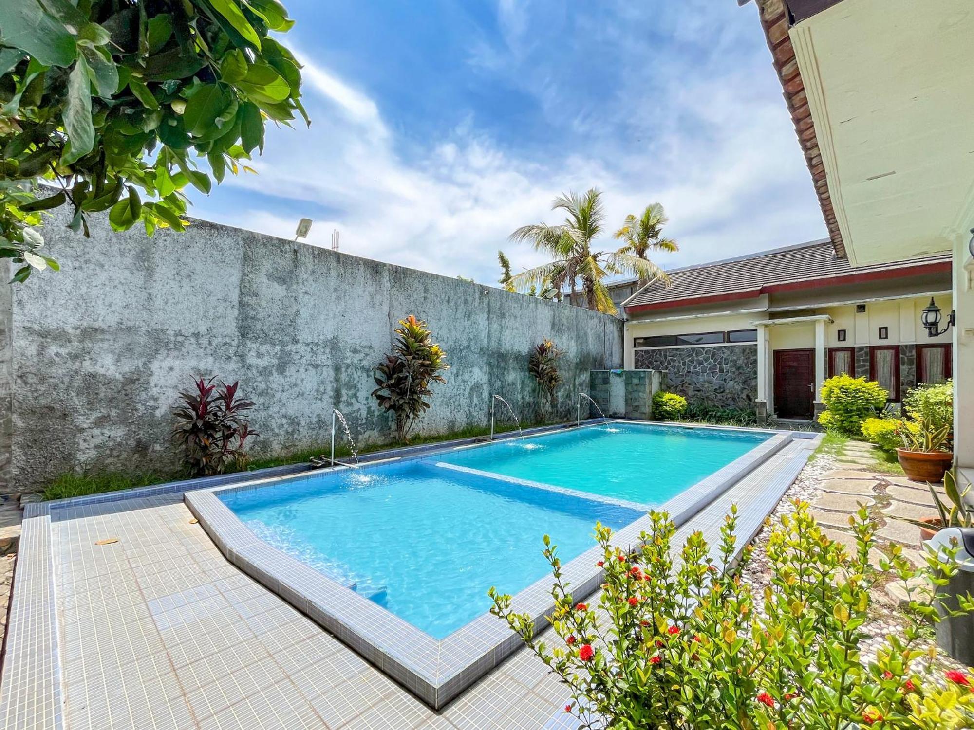 Urbanview Hotel Kumala Banyuwangi By Reddoorz Exterior photo
